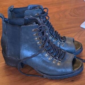 Vin Dutch Sz 9 Lace Up Sandals